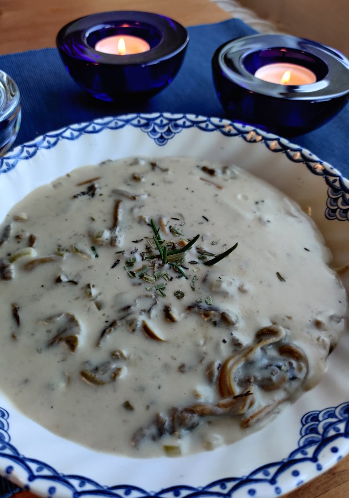 Suppilovahverokeitto lautasella