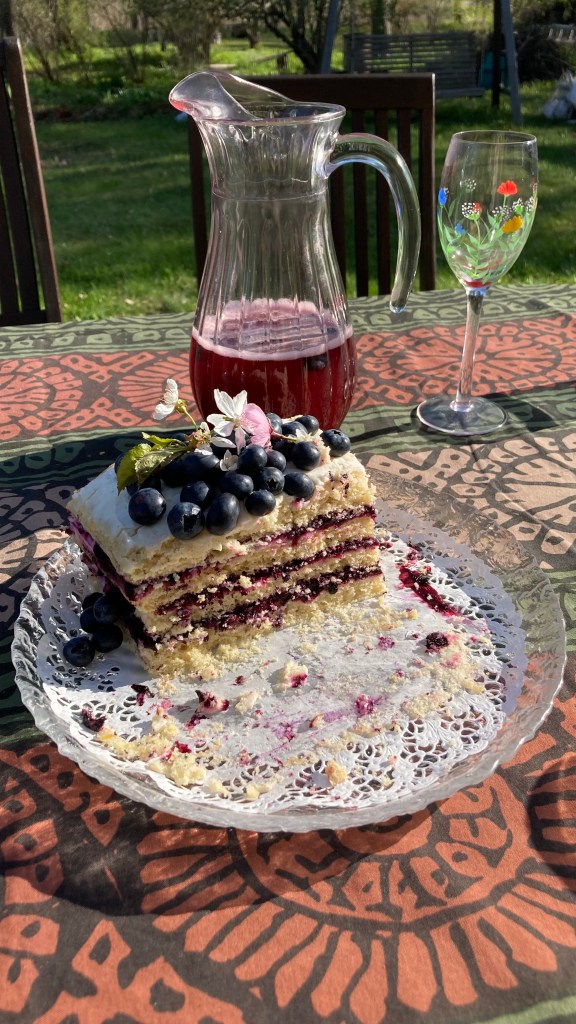 Vegaaninen nakukakku, mitä jäljelle jäi...